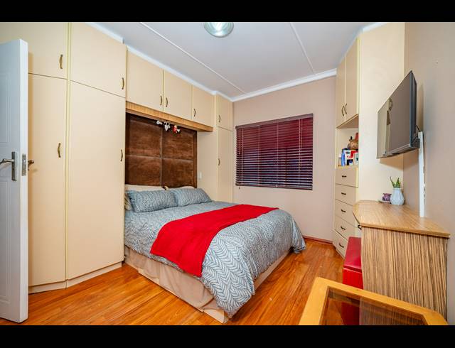 3 BEDROOM FREEHOLD FOR SALE IN HILLARY